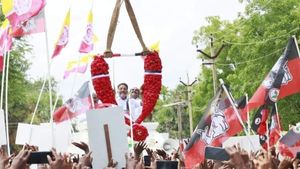 நெற்கட்டும்செவலில் கலக்கிய ஓ.பன்னீர்செல்வம்! கிரேன் மூலம் ராட்சத மாலை! வரவேற்க நின்ற பெருங்கூட்டம்! 
