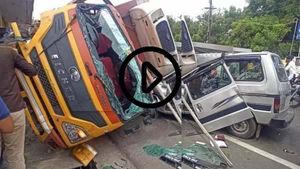 “குடும்பம் போச்சே..” சிதறிய உடல்கள் - பல்லடத்தில் கோர விபத்து.. ஓட்டுநருக்கு தர்ம அடி! பரபர வீடியோ 