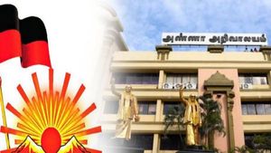 ஆசிட் வீச்சு.. தீக்குளிப்பு.. அதகளமாகும் தேனி! பின்னணி என்ன? 