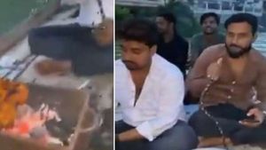  கங்கை நதியில் 'சிக்கன் கபாப்'.. ஹூக்கா புகைத்த 8 இளைஞர்கள் மீது வழக்கு.. உபி போலீஸ் நடவடிக்கை