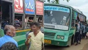 பஸ் படியில் பயணம்..ஆபத்தை விலை கொடுத்து வாங்கும் புதுக்கோட்டை மாணவர்கள்.. இறக்கி விட்ட நடத்துனர் 