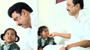 காலை சிற்றுண்டி திட்டம்.. மாணவர்களோடு மாணவராக.. ஊட்டிவிட்டு அன்பை பரிமாறிய முதல்வர்! 