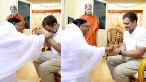 ராகுல் காந்திக்கு அருளாசி வழங்கிய மாதா அமிர்தானந்தமயி! பாரத் ஜோடோ யாத்ரா விறு விறு! 