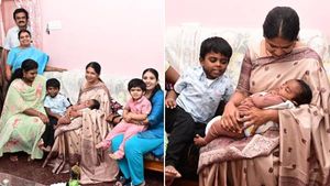  பேரன் பிறந்த மகிழ்ச்சியில் அமைச்சர் கீதாஜீவன்! குழந்தைக்கு தங்கச் சங்கிலியை பரிசளித்த கனிமொழி எம்.பி.! 