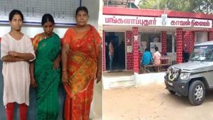  திருமணமாகாத பசங்க அதிகரித்ததால் வந்த வினையை பாருங்க.. ஒரே பெண், 4 பேருடன் திருமணம்.. ஈரோட்டில்!