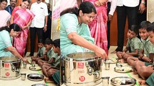 நீ கேசரி சாப்பிடுவியா.. இன்னும் கொஞ்சம் வைக்கவா.. குழந்தைகளோடு குழந்தையாக மாறிய கனிமொழி எம்.பி.! 
