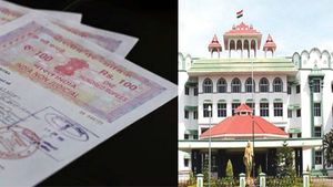 அங்கீகரிக்கப்படாத மனைகளை பத்திர பதிவு செய்யும் அதிகாரிகளை பணிநீக்கம் செய்ய வேண்டும்-மதுரை கோர்ட் 