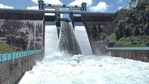 பரம்பிக்குளம் அணையிலிருந்து 2-வது  நாளாக வீணாகும் தண்ணீர்- சீரமைப்பு பணி எப்போது?