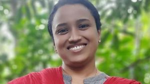 புடவைக்கு மேலே கோட் எங்கே? ஆசிரியைக்கு 