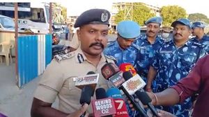கடும் பிரிவுகளில் வழக்குப்பதிவு.. கோவை பெட்ரோல் குண்டுவீச்சால் சாட்டையை சுழற்றும் போலீஸ் கமிஷனர் 