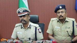 ஈரோடு பாஜக பிரமுகர் கடையில் டீசல் பாக்கெட் வீச்சு.. எஸ்டிபிஐ நிர்வாகி உள்பட 4 பேர் கைது.. ஐஜி தகவல் 