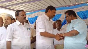 ‘என் தொகுதி.. நீ எப்படி வரலாம்?’ திமுக - அதிமுக எம்.எல்.ஏக்கள் வாக்குவாதம்.. மேடையிலேயே பரபரப்பு! 