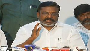 “தன் வீட்டில் பெட்ரோல் குண்டு வீசிய பாஜக பிரமுகர்” -பிரஸ் மீட்டில் பழைய செய்தி வாசித்த திருமாவளவன் 