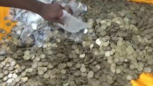 இந்த மூட்டைய வச்சுகிட்டு பைக் குடுங்க! 8 மூட்டை 10 ரூபாய் காயின்கள்..ஊழியர்களை தெறிக்க விட்ட ராஜீவ்!