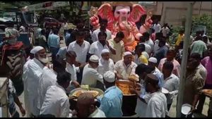 அடடே இதுதாங்க தமிழ்நாடு.. ஓசூரில் உலா வந்த மதநல்லிணக்க விநாயகர்! ஒன்றாக வந்த இந்து - முஸ்லிம்கள்! 