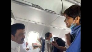 சென்னை டூ தூத்துக்குடி விமானத்தில் முதல்வர் ஸ்டாலினுக்கு சர்பிரைஸ் கொடுத்த 