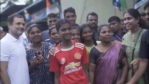 ஓடி வந்த இளம் பெண்கள்.. சிரித்தபடி நின்ற ராகுல் காந்தி! கன்னியாகுமரி ஒற்றுமை யாத்திரையில் சுவாரஸ்யம்