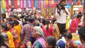 அக்கா..ஒரு ரூபாய்க்கு ஒரு புடவையாம்! கடைகாரர்களை தெறிக்க விட்ட தாய்க்குலம்! கிறுகிறுத்த கிருஷ்ணகிரி! 