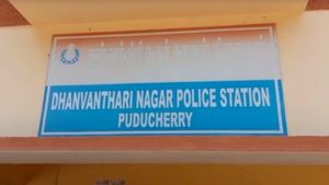 வீட்டில் அடைபட்ட 16 வயது சிறுமி! ‘வந்து’ போன புதுச்சேரி புள்ளிகள்! தொக்காய் சிக்கிய 25.. யார் யார்? 