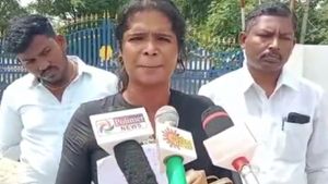 வாழ்ந்தா உன்னோடு மட்டுமே வாழுவேன்! செல்ஃபி எடுத்து திருநங்கையை மடக்கிய போலீஸ்! நகை பணத்துடன் எஸ்கேப்! 
