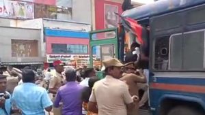 ஆ.ராசாவுக்கு ஆதரவாக வந்த தபெதிக ! பாஜகவுடன் திடீரென மூண்ட மோதல் ! கலவர காடான புதுச்சேரி !