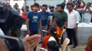 ’மாமன்னன்’ படக்கென காலில் விழுந்த மூதாட்டி! பதறி போய் உதயநிதி செய்த செயல்! கூட நின்ற மாரி செல்வராஜ்! 