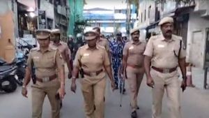 கோவையில் தொடர்ந்து பெட்ரோல் குண்டு வீச்சு.. ஹைஅலர்ட்டில் போலீஸ்.. களமிறங்கிய அதிவிரைவு படையினர்!