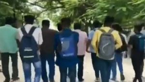 காலேஜ் கட் அடிச்சா இனி இப்படித்தான்.. தேடி வந்து பிடித்த போலீஸ்.. அதிர்ந்த ஸ்டூடன்ட்ஸ்.. போச்சே! 