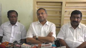 பிரதமர் மோடி சொந்த காசுலயா தர்றாரு? திடீரென ரூட்டை மாற்றிய கார்த்தி சிதம்பரம்! அப்போ அது இல்லையா? 