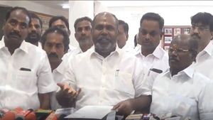 செங்கல் காட்டி ஓட்டு கேட்டீங்களே.. எய்ம்ஸ் மருத்துவமனைக்காக என்ன செய்தீங்க- ஆர்.பி.உதயகுமார் ஆவேசம்