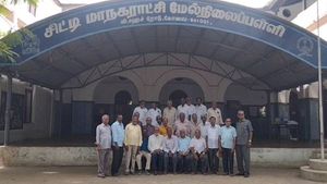 அந்த நாள் ஞாபகம் நெஞ்சிலே..40 ஆண்டுகளுக்குப் பின் சந்திப்பு! ஆரத் தழுவி மகிழ்ந்த முன்னாள் மாணவர்கள்!