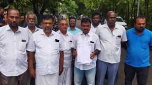 மலைக்கோட்டை இருக்கு.. அந்த 5,000 மரக்கன்றுகள்? மாஜி அமைச்சர் திண்டுக்கல் சீனிவாசன் மீது பகீர் புகார் 