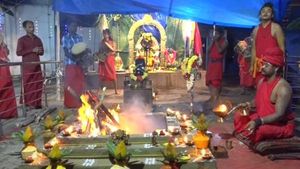 அடங்க மறுக்கும் அகோரிகள்...திருச்சியில் நள்ளிரவில் நடத்திய நவராத்திரி பூஜை- பொதுமக்கள் பெரும் பீதி! 