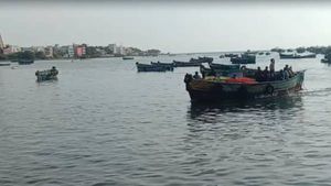  இலங்கை கடற்படை தொடர் அட்டூழியம் - நடுக்கடலில்  ராமேஸ்வரம் மீனவர்கள் விரட்டியடிப்பு! 