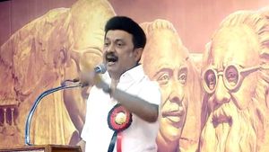  விட மாட்டேன்! ஆளுநரை வைத்து டெல்லி போட்ட 