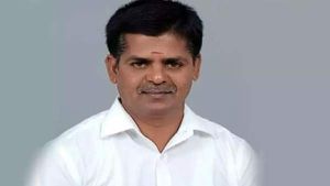 முதல்வர் ஸ்டாலின் குடும்பம் பற்றி அவதூறு.. அதிமுக ஐடி விங் நிர்வாகியை ஆபீஸுக்கே போய் தூக்கிய போலீஸ்! 