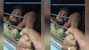 அய்யோ அம்மா விட்டுவிடுங்க..கதறி துடித்த திருடன்.. ரயிலில் 10 கிமீ தொங்கவிட்ட பயணிகள்.. பரவும் வீடியோ 