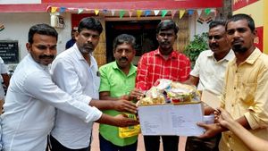 தீண்டாமைக்கு 'நறுக்' குட்டு.. மதுரை டூ தென்காசிக்கு பறந்த தின்பண்டங்கள்.. கலக்கிய சமூக ஆர்வலர்கள் 