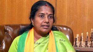 பெட்ரோல் குண்டுவீச்சு.. சிசிடிவி வீடியோ கொடுத்தும் நடவடிக்கை இல்லை.. வானதி சீனிவாசன் குற்றச்சாட்டு! 