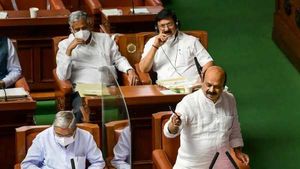 கன்னடம் கற்பது கட்டாயம்.. பெங்களூர் உள்பட கர்நாடகத்தில் பிறமாநில பணியாளர்களுக்கு ‛செக்‛! புதிய மசோதா 