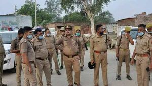 கொரோனா டைம்ல ஹெல்ப் பண்ணியிருக்கோம், மதம் மாறுங்க! சாமி படங்களை தூக்கி வீசி கிறிஸ்தவ சபையினர் தகராறு