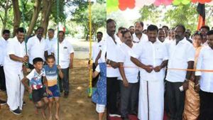 பஞ்சுமிட்டாயை பார்த்ததும் பச்சப்பிள்ளையாய் மாறிய அமைச்சர் நாசர்! ஊஞ்சல் விளையாடி குதூகலம்! 