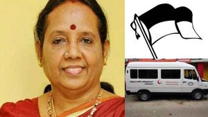 அரசு பார்வையாளராக நின்றபோது.. ஆம்புலன்ஸ் கொடுத்த முஸ்லீம் முன்னேற்றக் கழகம்: அருணா ஜெகதீசன் பாராட்டு 