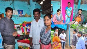 வேர்களைத் தேடிப் பயணம்! துரை வைகோவிடம் கண் கலங்கிய மறைந்த மதிமுக நிர்வாகிகள் குடும்பத்தினர்! 