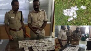  காற்றில் பறந்த கள்ள நோட்டுகள்.. சென்னை நெடுஞ்சாலையில் ஆர்வமாக எடுத்த பொதுமக்கள்! கடைசியில் ட்விஸ்ட்