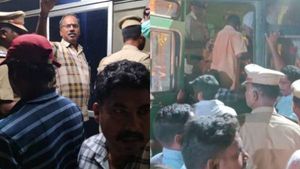 புதுச்சேரியில் மின்வாரிய ஊழியர்கள் நள்ளிரவில் கைது.. அலுவலகத்தில் புகுந்து தூக்கிய போலீஸ்.. பரபரப்பு