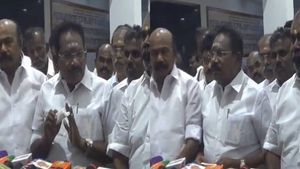 விளம்பரத்திற்காக சட்டையை கிழிக்க மாட்டோம்.. மக்கள் பிரச்சினையை மட்டுமே பேசுவோம்.. செல்லூர் ராஜு! 