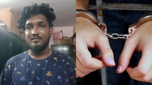  தோழி அழகா இருக்கீங்க! பள்ளி மாணவிகளே குறி! போன் முழுவதும் ’அந்த’ வீடியோ! தொக்காய் சிக்கிய சந்துரு! 
