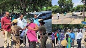 அமைச்சர் ஆளு நிலத்தை பிடிங்கிட்டாரு.. கலெக்டர் கார் முன் பாய்ந்த பெண்! ஜஸ்ட் மிஸ்! பரபர திண்டுக்கல்!
