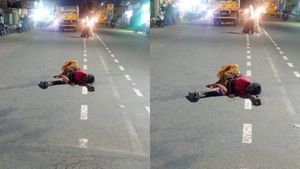 அரிசி பருப்பை விடுங்க.. குவார்ட்டருக்கு கூடுதல் ரேட்.. சாலையில் படுத்து போதையில் ரகளை செய்த பெண் 